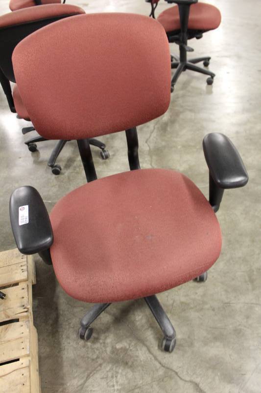 lot 1850 image: Steelcase Dive Office Chairs 461 series