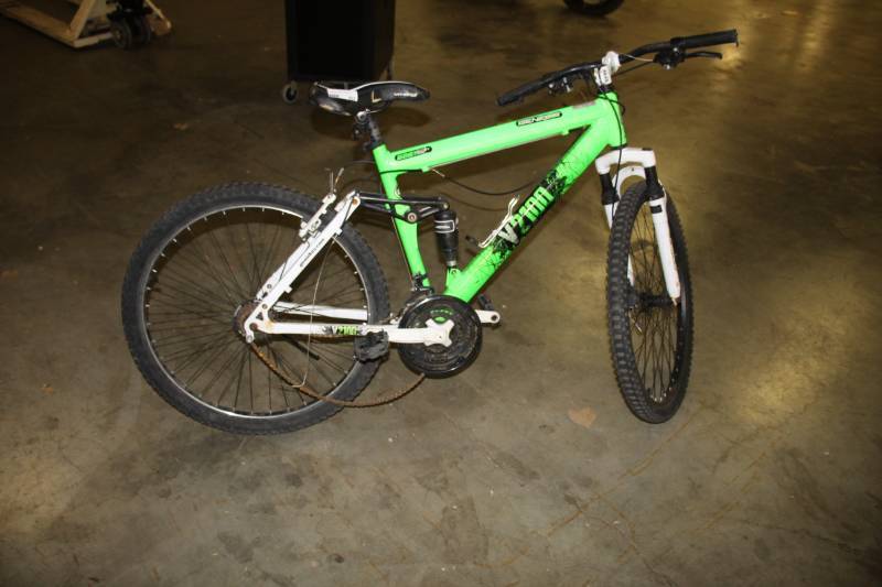 lot 692 image: Genesis 27.5 V2100 Mountain Mens Bike