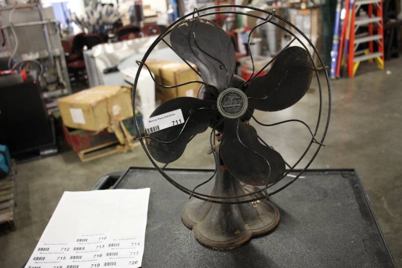 lot 711 image: Vintage Fan