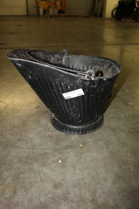 lot 712 image: Ash Can