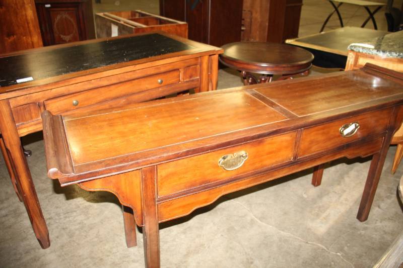 lot 3613 image: Colonial Buffet Table