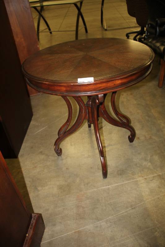 lot 3626 image: Nice Early American Round Wood Table