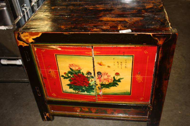 lot 1981 image: Chinese Decorative Buffet