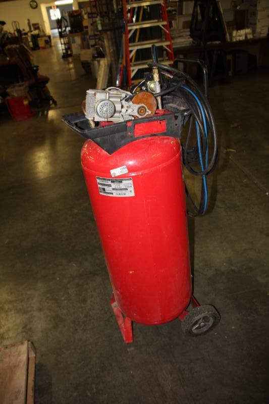 lot 1989 image: Husky 32 Gallon Electric Compressor
