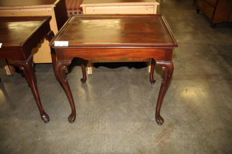 lot 3604 image: Colonial End Table