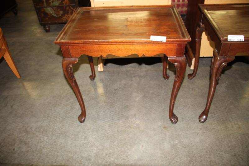 lot 3609 image: Colonial End Table