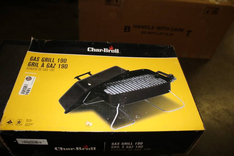 lot 1894 image: Char-Broil Gas Grill 190