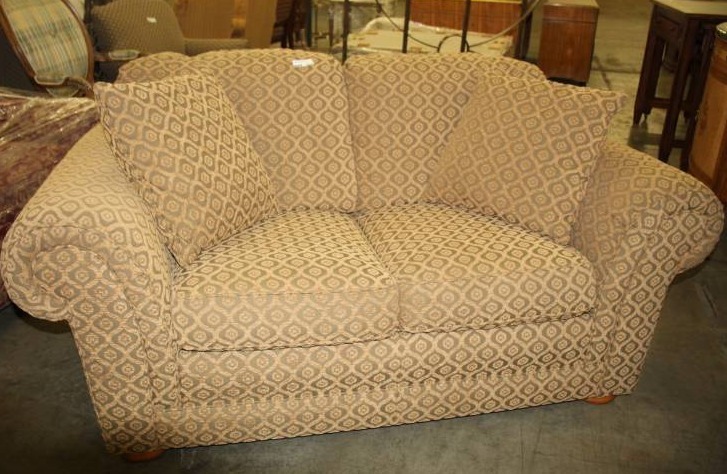 lot 3634 image: Elegant Flexsteel Sofa