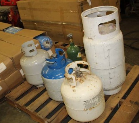 lot 1258 image: 4 Propane Tanks and 1 Oxygen Tank