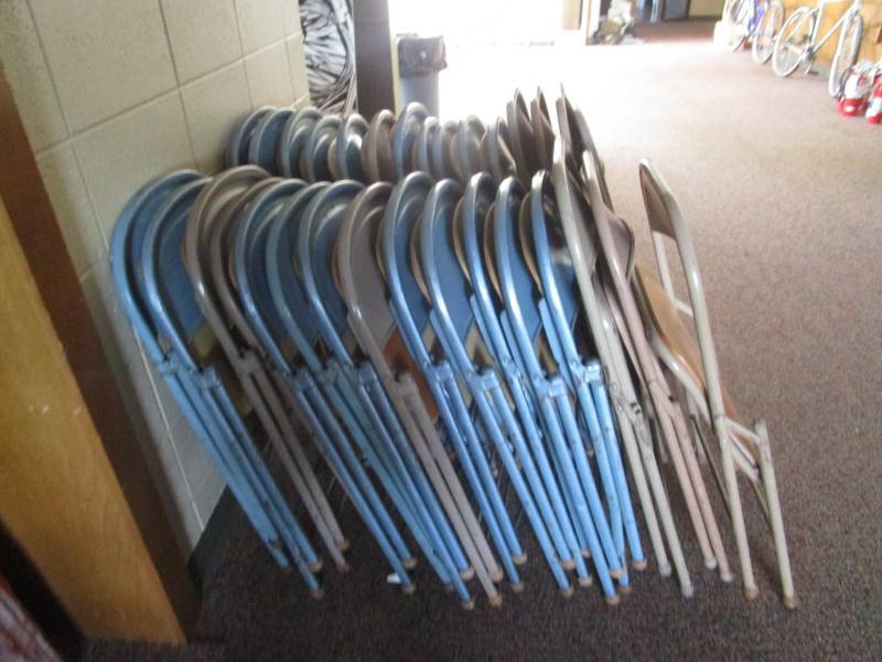 lot 5140 image: Lot of Metal Folding Chairs