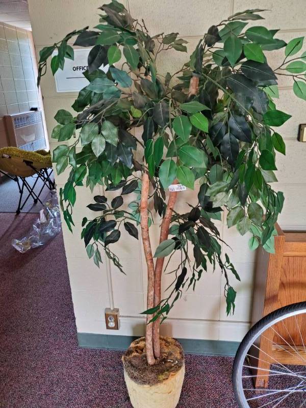 lot 5247 image: Faux Dcor Tree