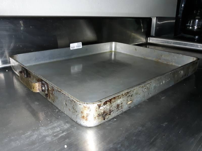 lot 5006 image: Large Metal Baking Pan
