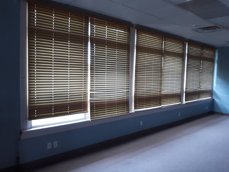 lot 5202 image: 2 Wood Look Blinds x 4 - Buyer Must Remove