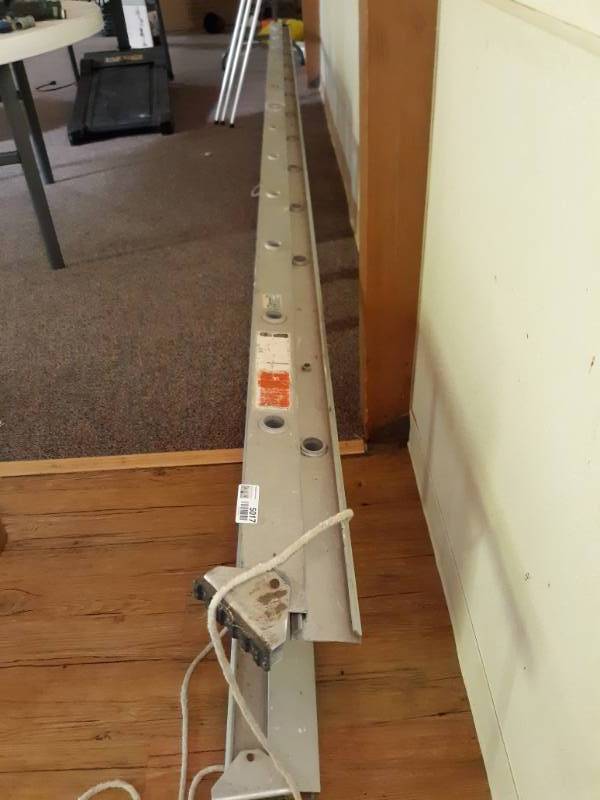 lot 5017 image: Aluminum Extension Ladder