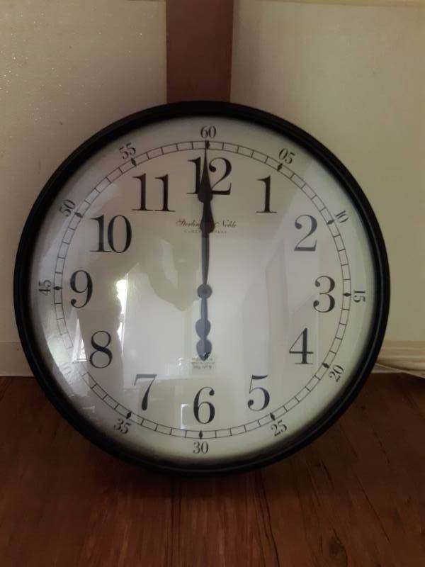 lot 5228 image: XL Clock Wall Mount - Battery Operated