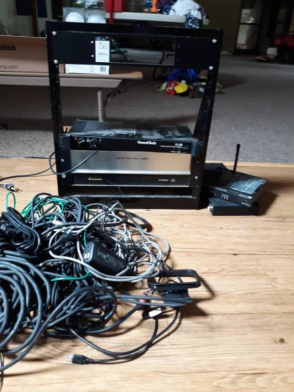 lot 5231 image: SoundTech PL150 Pro Stereo Power Amp with Cords