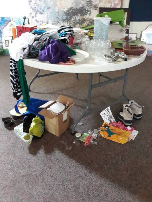 lot 5134 image: Clothes  Shoes, Jars and Lids �