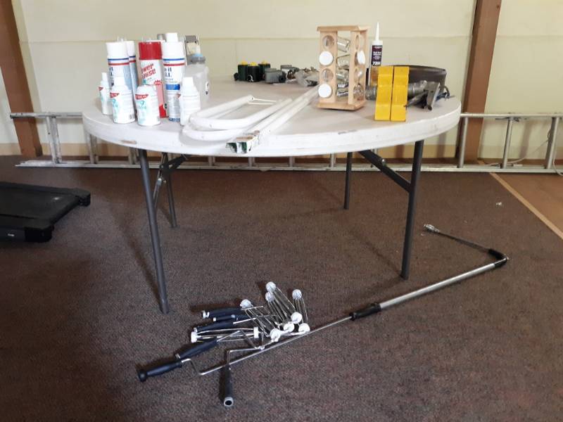lot 5133 image: Painting Supplies, Flourescent Light Bulbs, Hardware Items�