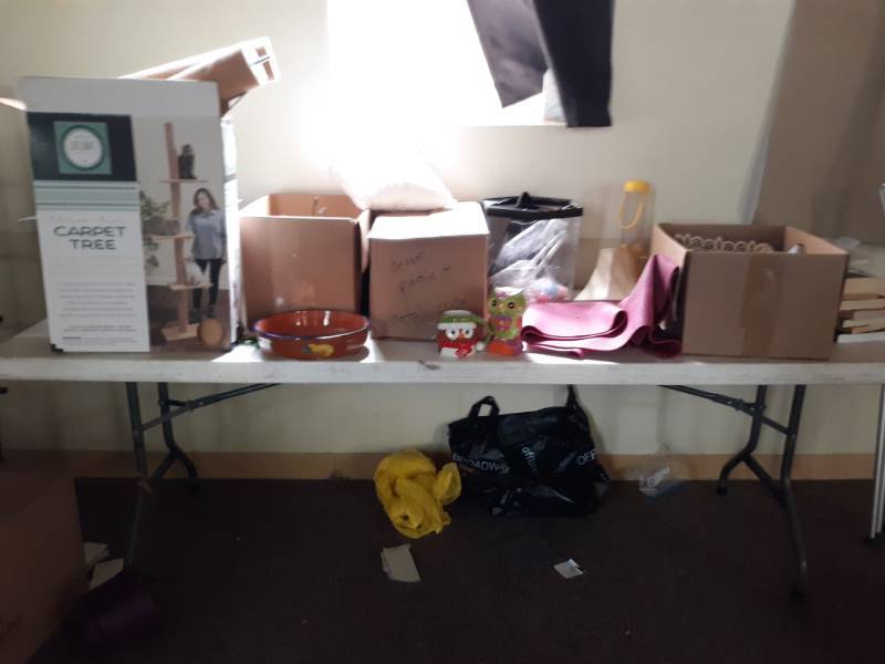 lot 5080 image: Misc Lot - Carpeted Cat Scratch Post Parts, Dishes, Books�