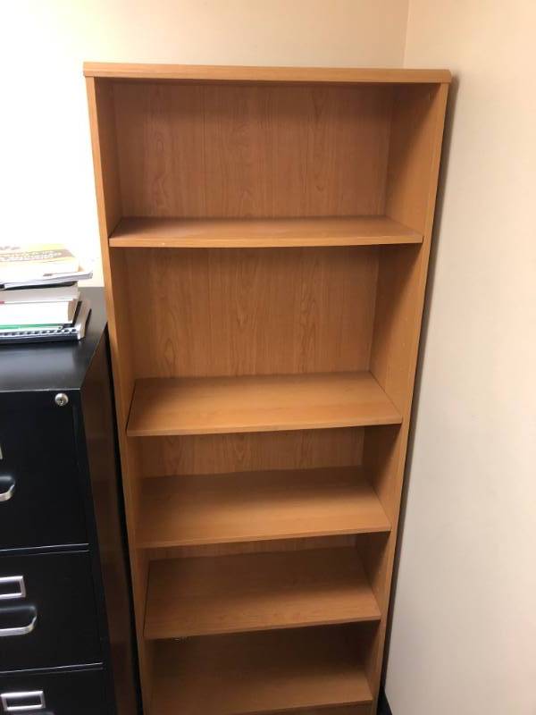 lot 4276 image: Tan Adjustable 5 Tier Bookshelf