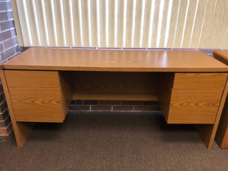 lot 4282 image: Hon Desk