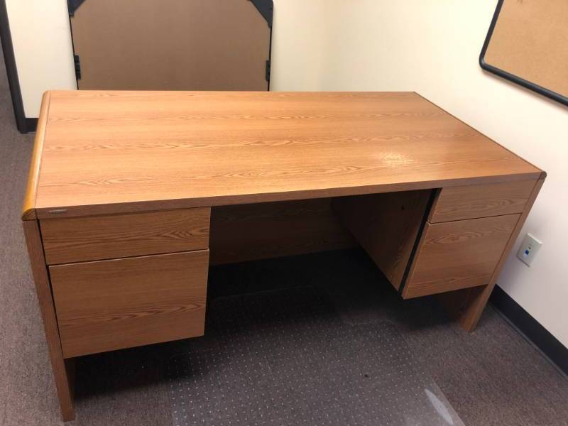 lot 4283 image: Hon Desk