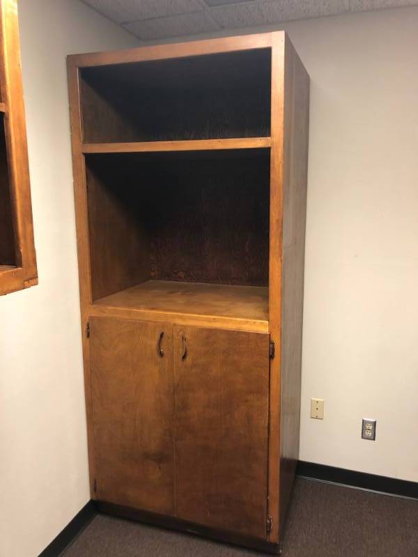 lot 4316 image: Wooden Storage Shelf with Cabinets