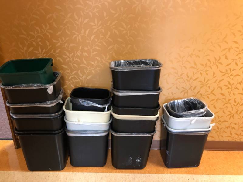 lot 4344 image: Lot of Trashcans
