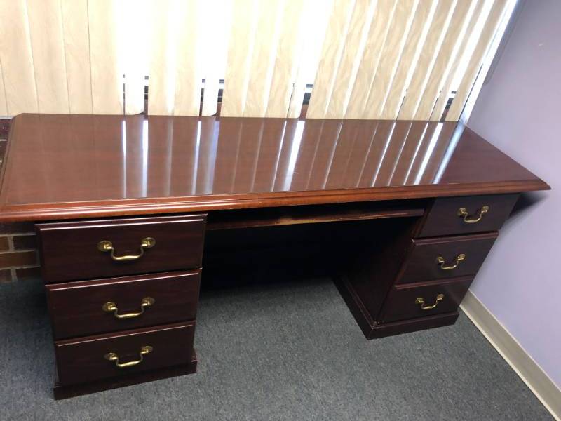 lot 4365 image: Mahogany Desk