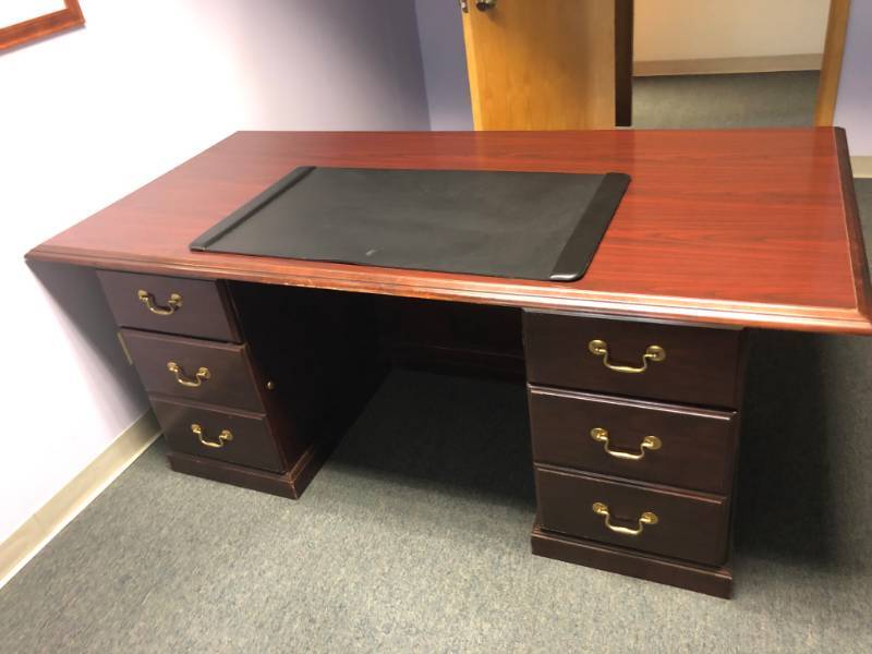 lot 4366 image: Mahogany Desk