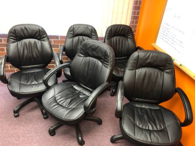 lot 4240 image: Lot of 5 Black Office Chairs