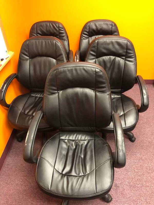 lot 4242 image: Lot of 5 Black Office Chairs