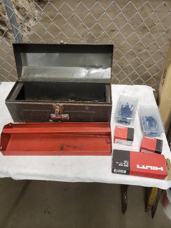 lot 10810 image: Master Mechanics Hand Tool Box and Contents