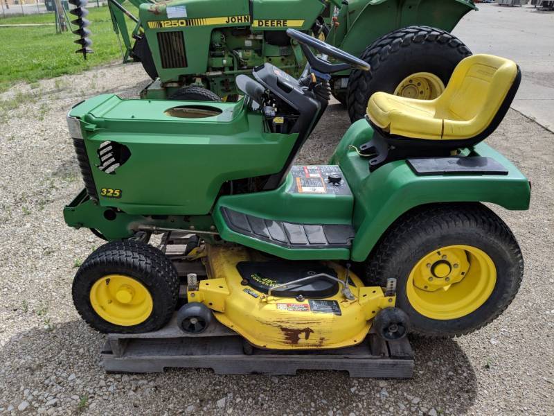 lot 3003 image: John Deere 325 Gas Lawn Tractor