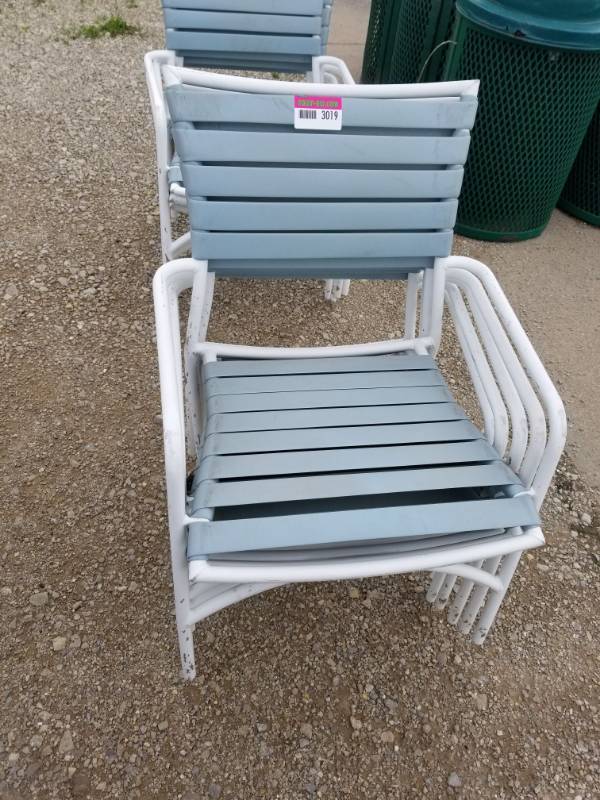 lot 3019 image: 5 Patio Chairs