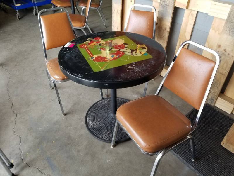 lot 3048 image: Sports Table With 3 Chairs 30in