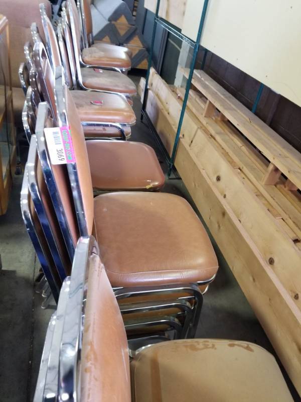 lot 3069 image: 27 Commerical Chairs