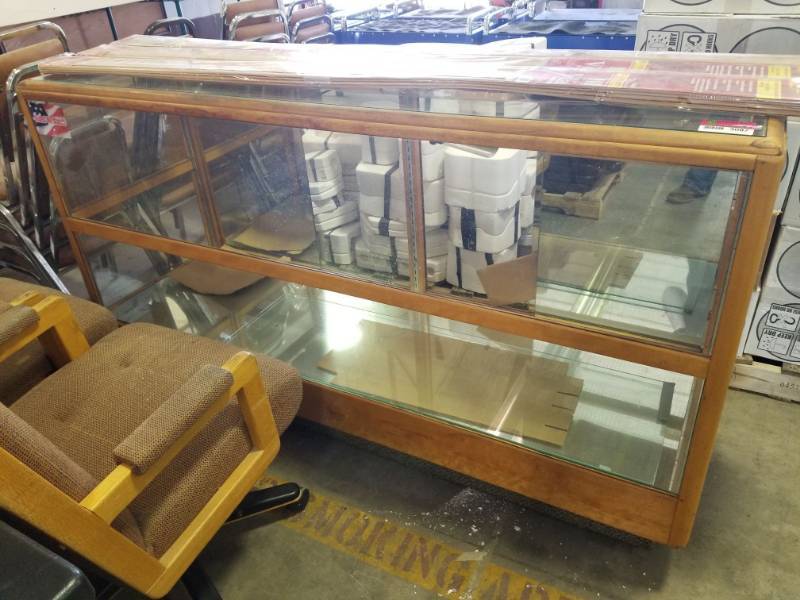 lot 3087 image: Glass Display Cabinet and 3 Folding Doors