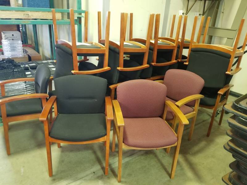 lot 3142 image: 14 Office Chairs