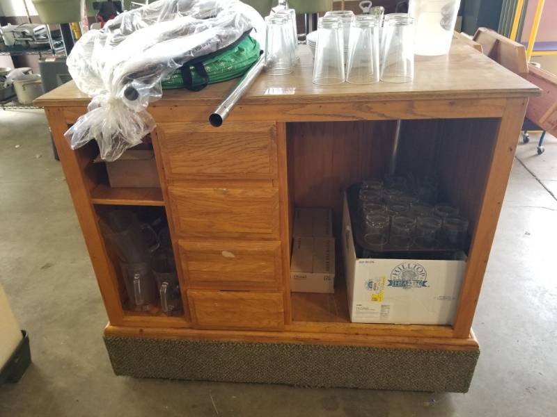 lot 3190 image: Portable Bar On Wheels
