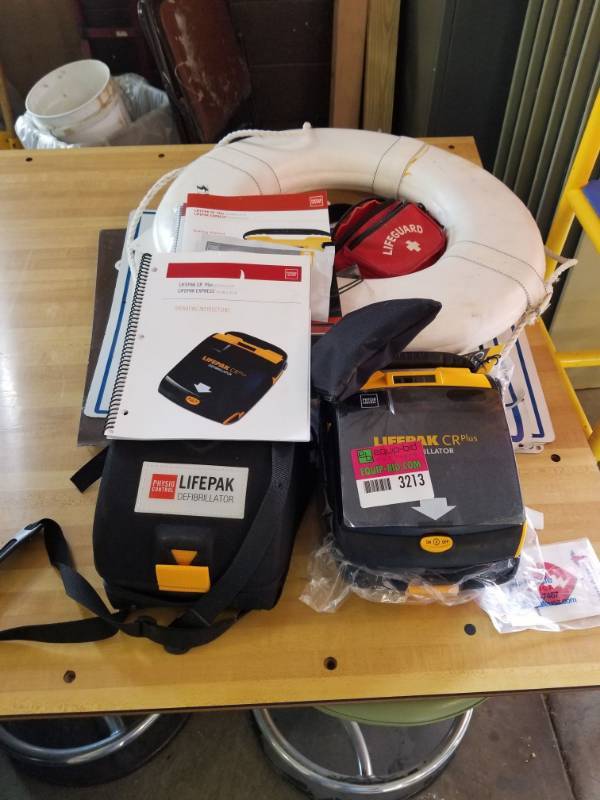 lot 3213 image: LifePak Defibrillators and Rescue Float