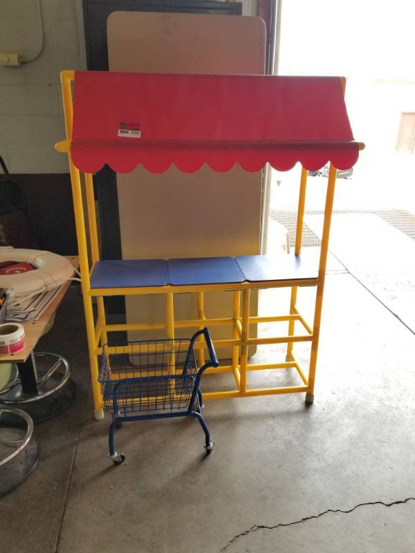 lot 3214 image: Childs Lemonade Stand and Cart