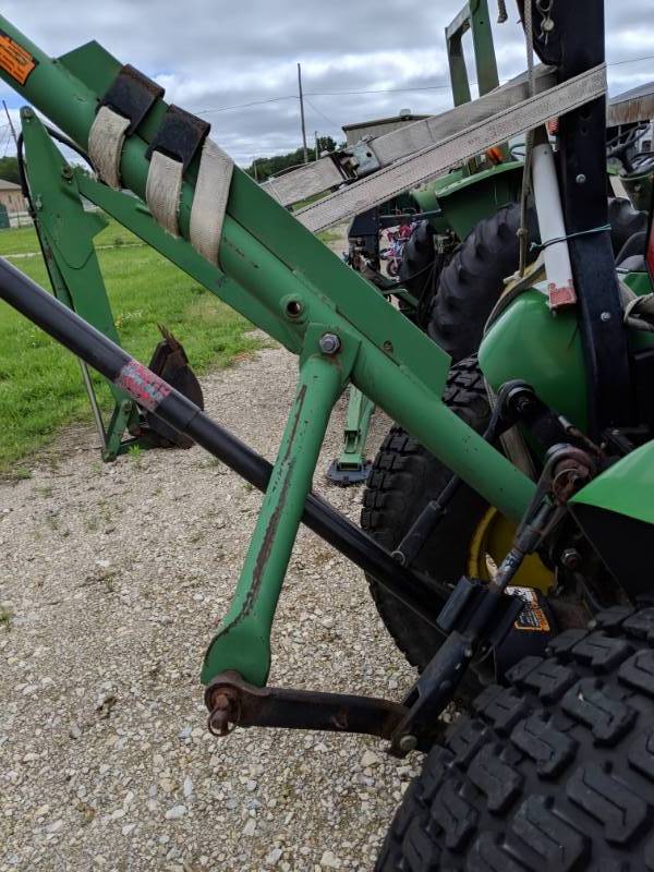 lot 3001A image: John Deere 3Pt Auger With 10Inch Bit