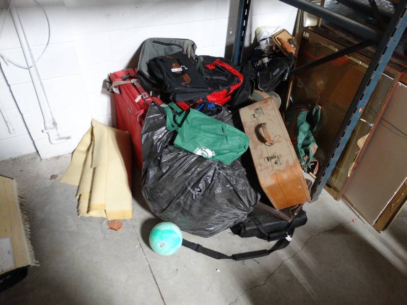 lot 6313 image: Lot of various size luggage.