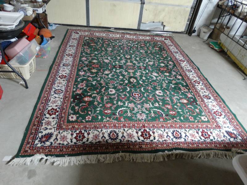 lot 6317 image: Large rug, 125 x 97.