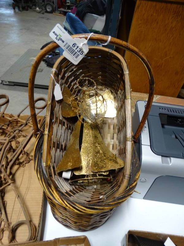 lot 6135 image: Baskets and angel candle decor.