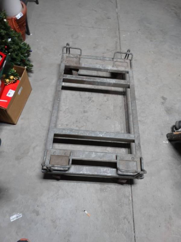 lot 6138 image: Heavy duty metal cart.