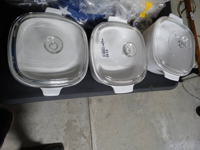 lot 6140 image: 3 Various size cassarole dishes with lids.