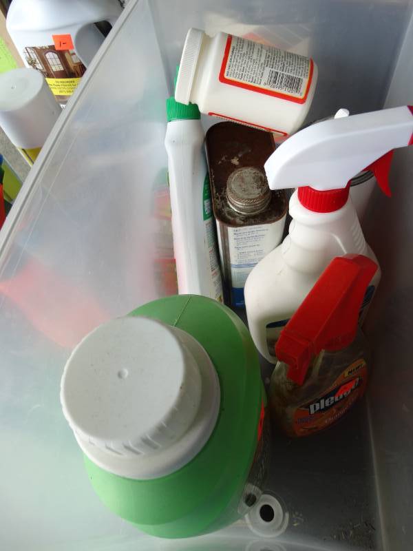 lot 6151 image: Lot of cleaning supplies.