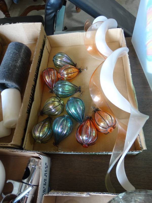 lot 6156 image: Lot of hanging glass decor.